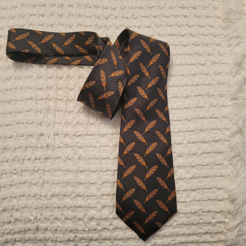Hermes Authentic Elegant Black and Orange Feather Pattern Tie - Picture 3 of 12
